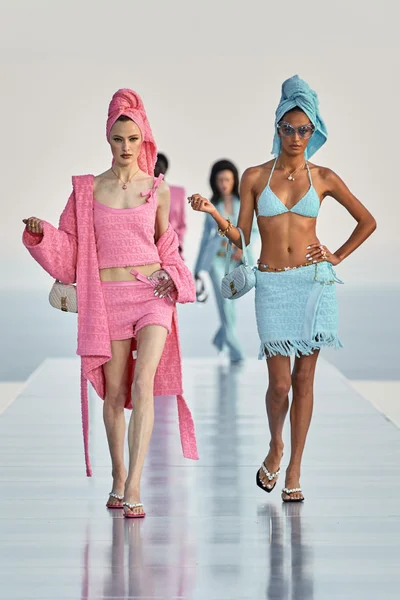 Look 10